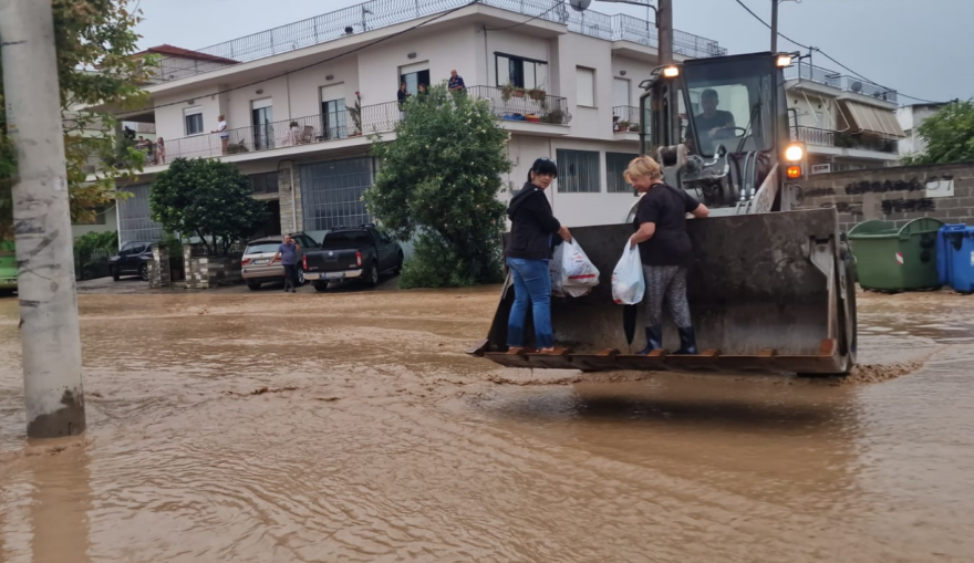 Κακοκαιρια Daniel: Πνίγεται για τρίτη ημέρα ο Βόλος - Σκαπτικά μηχανήματα στη «μάχη» με τις πλημμύρες