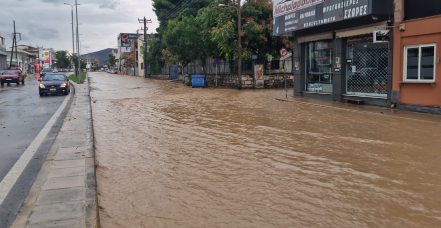Κακοκαιρια Daniel: Πνίγεται για τρίτη ημέρα ο Βόλος - Σκαπτικά μηχανήματα στη «μάχη» με τις πλημμύρες