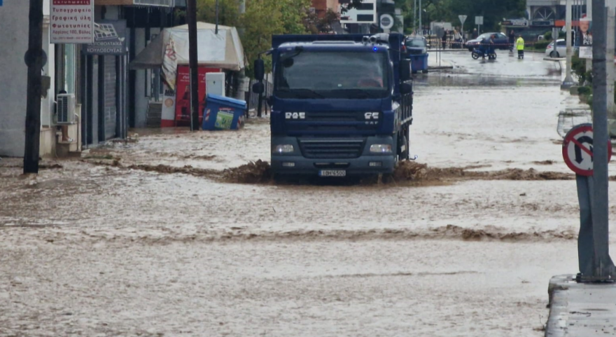 Κακοκαιρια Daniel: Πνίγεται για τρίτη ημέρα ο Βόλος - Σκαπτικά μηχανήματα στη «μάχη» με τις πλημμύρες
