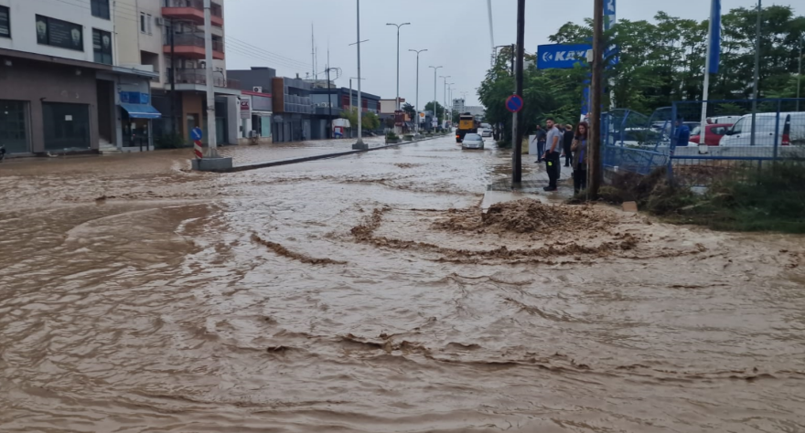 Κακοκαιρια Daniel: Πνίγεται για τρίτη ημέρα ο Βόλος - Σκαπτικά μηχανήματα στη «μάχη» με τις πλημμύρες