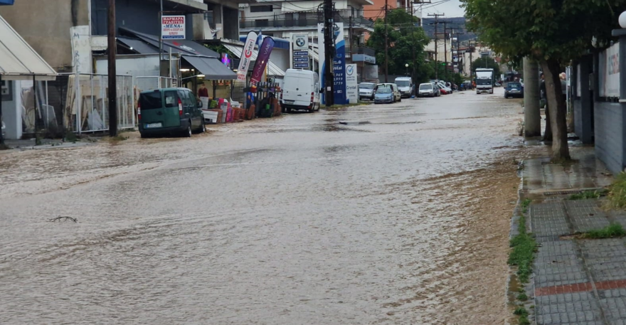 Κακοκαιρια Daniel: Πνίγεται για τρίτη ημέρα ο Βόλος - Σκαπτικά μηχανήματα στη «μάχη» με τις πλημμύρες