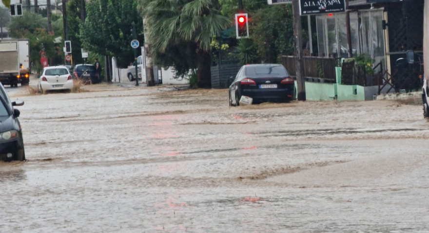 Κακοκαιρια Daniel: Πνίγεται για τρίτη ημέρα ο Βόλος - Σκαπτικά μηχανήματα στη «μάχη» με τις πλημμύρες