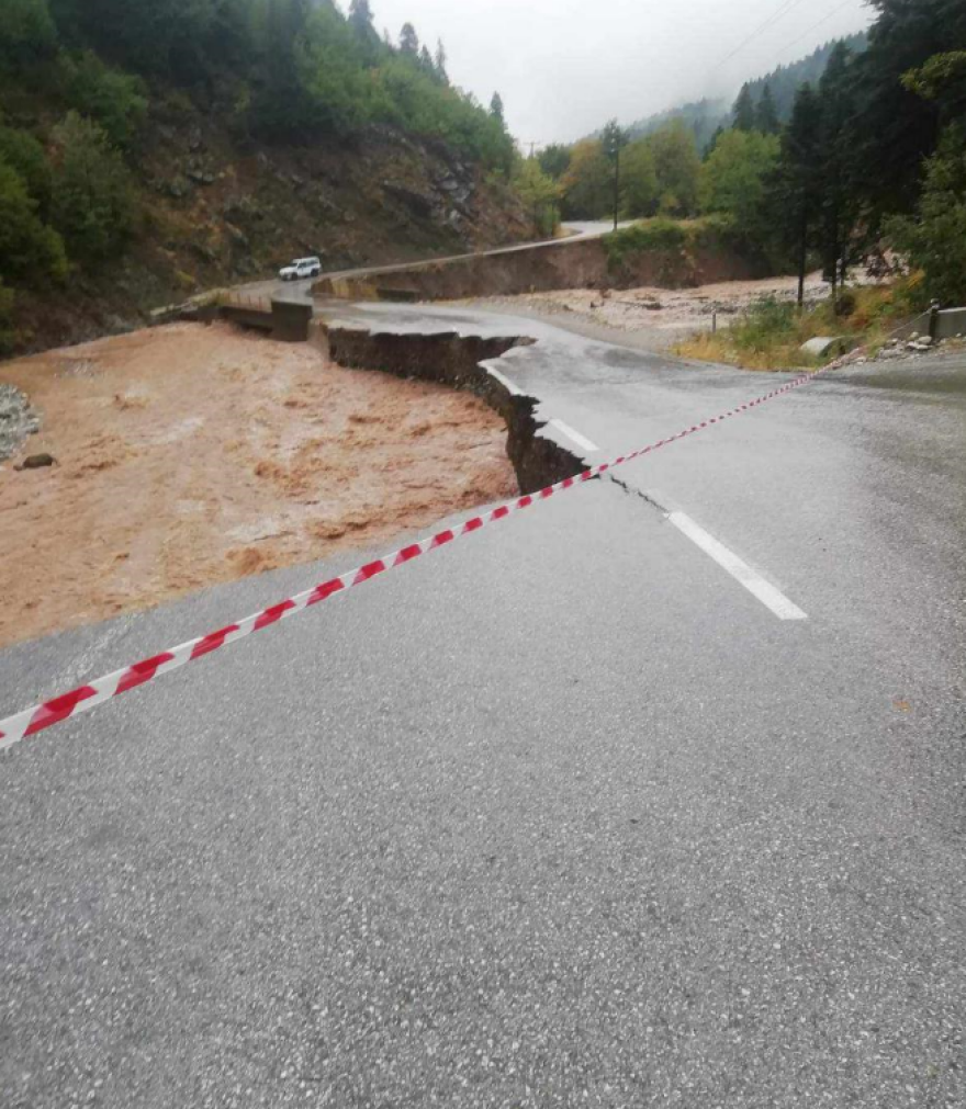 Κακοκαιρία Daniel: Μεγάλες καταστροφές στη Λίμνη Πλαστήρα - Ζημιές σε σπίτια, δρόμοι κόβονται στα δύο