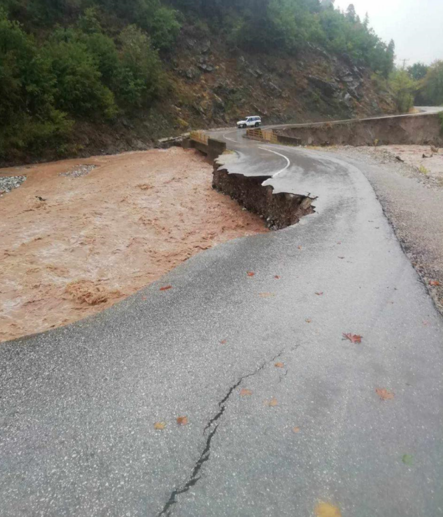 Κακοκαιρία Daniel: Μεγάλες καταστροφές στη Λίμνη Πλαστήρα - Ζημιές σε σπίτια, δρόμοι κόβονται στα δύο