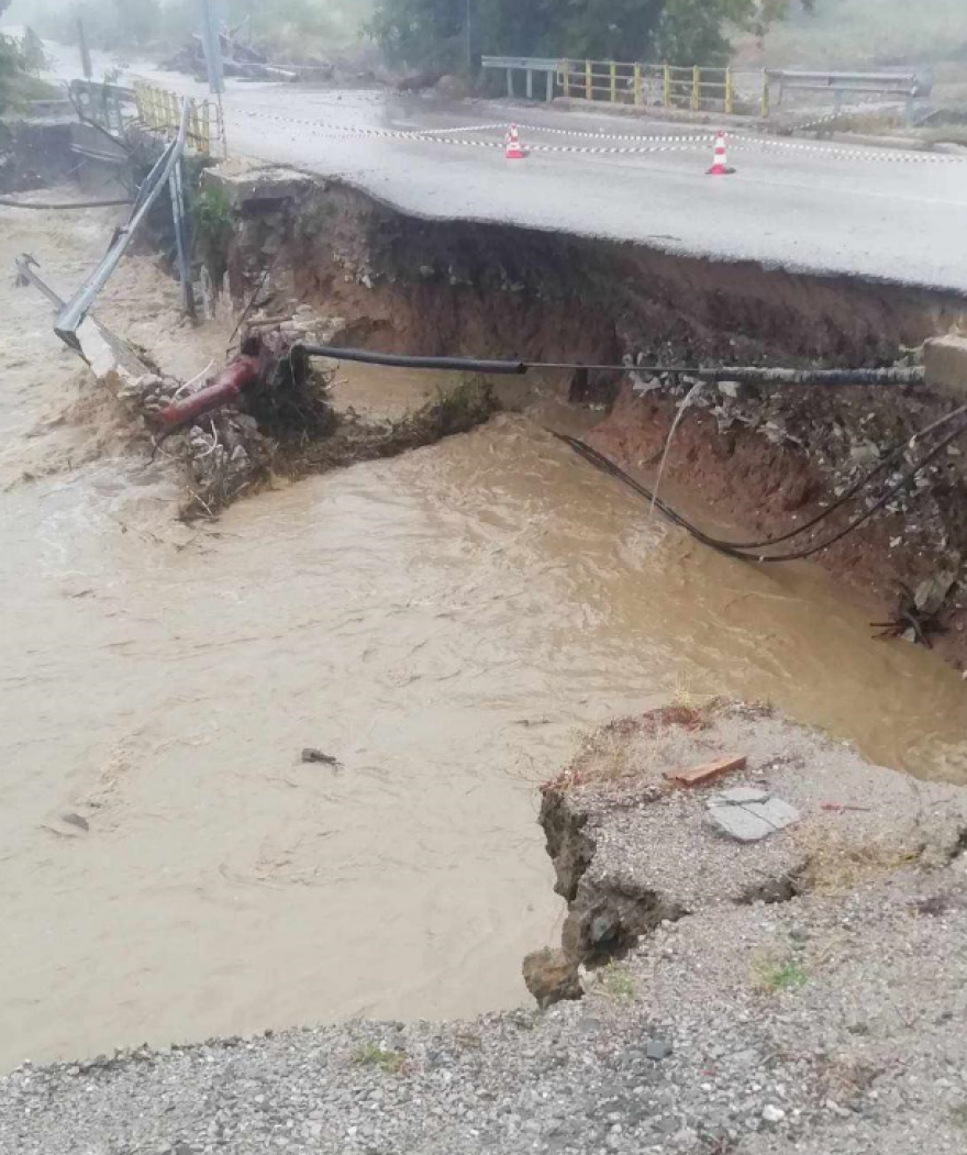 Κακοκαιρία Daniel: Μεγάλες καταστροφές στη Λίμνη Πλαστήρα - Ζημιές σε σπίτια, δρόμοι κόβονται στα δύο