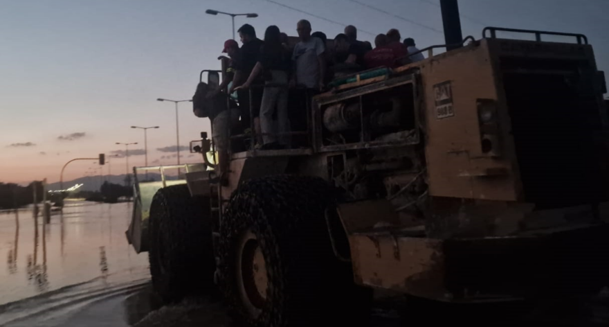 Πλημμύρες στη Λάρισα: Κάτοικοι μεταφέρονται με μπουλντόζες σε ασφαλή σημεία - Δείτε βίντεο