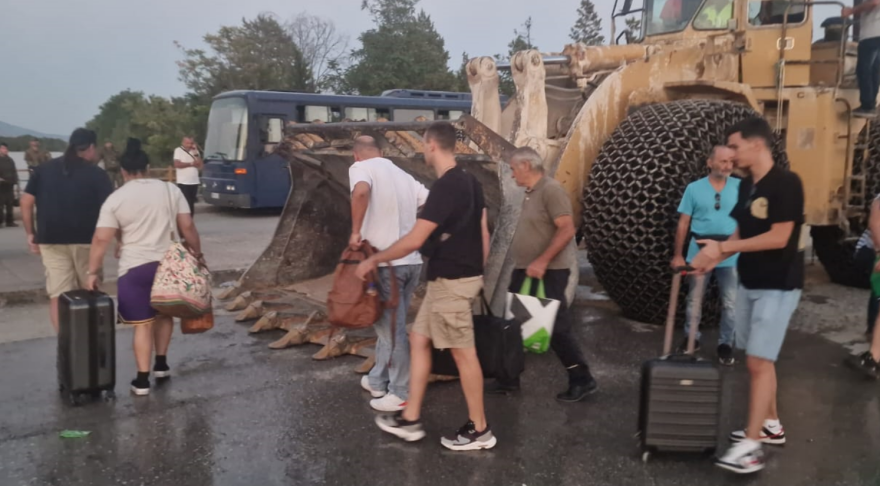 Πλημμύρες στη Λάρισα: Κάτοικοι μεταφέρονται με μπουλντόζες σε ασφαλή σημεία - Δείτε βίντεο