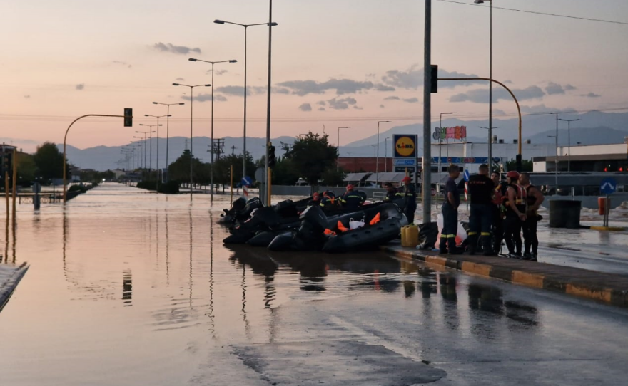Πλημμύρες στη Λάρισα: Κάτοικοι μεταφέρονται με μπουλντόζες σε ασφαλή σημεία - Δείτε βίντεο