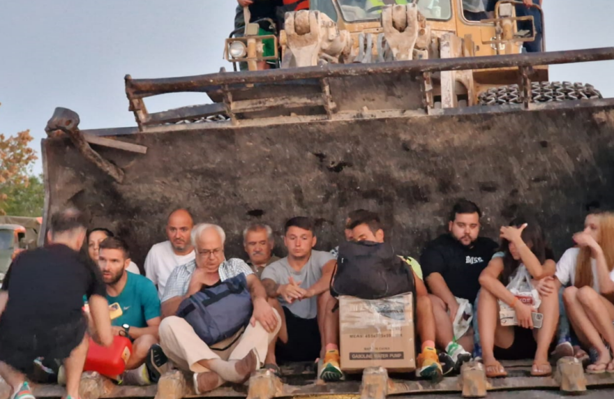 Πλημμύρες στη Λάρισα: Κάτοικοι μεταφέρονται με μπουλντόζες σε ασφαλή σημεία - Δείτε βίντεο