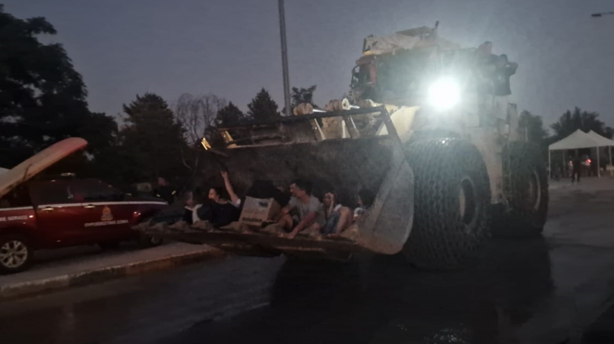 Πλημμύρες στη Λάρισα: Κάτοικοι μεταφέρονται με μπουλντόζες σε ασφαλή σημεία - Δείτε βίντεο