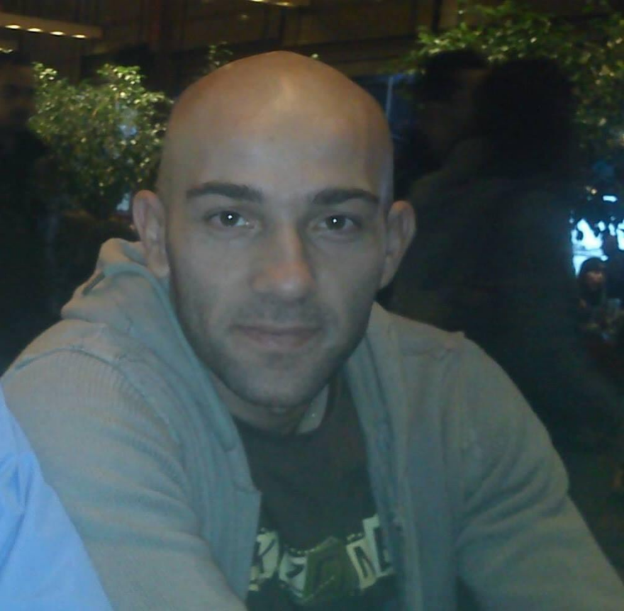 Ποιος είναι ο πεζοναύτης που έκανε το σώμα του «γέφυρα» για να περάσουν από πάνω του ηλικιωμένοι πλημμυροπαθείς