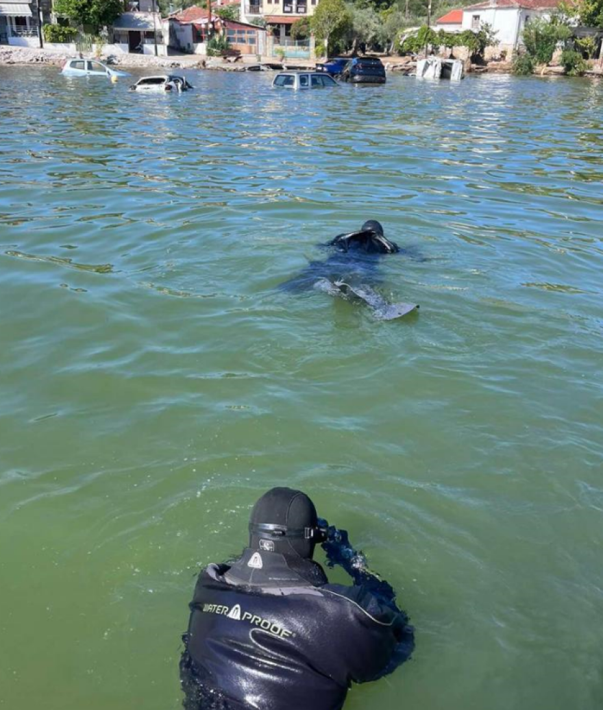 Κακοκαιρία «Daniel»: Βυθισμένα αυτοκίνητα στο Πήλιο μετά τις πλημμύρες - Δύτες ψάχνουν για αγνοούμενους (φωτογραφίες)