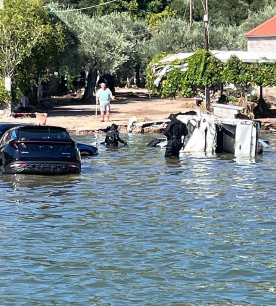Κακοκαιρία «Daniel»: Βυθισμένα αυτοκίνητα στο Πήλιο μετά τις πλημμύρες - Δύτες ψάχνουν για αγνοούμενους (φωτογραφίες)