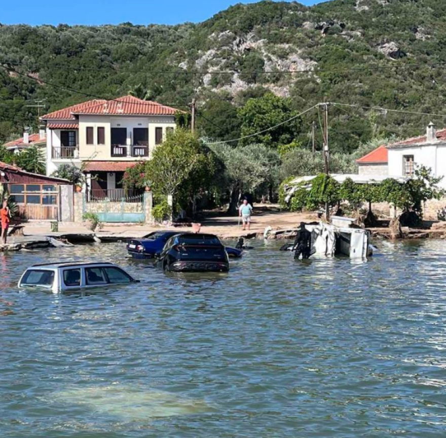 Κακοκαιρία «Daniel»: Βυθισμένα αυτοκίνητα στο Πήλιο μετά τις πλημμύρες - Δύτες ψάχνουν για αγνοούμενους (φωτογραφίες)