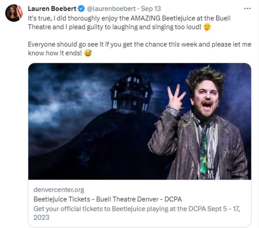 ΗΠΑ: Έδιωξαν ακροδεξιά βουλευτή από θεατρική παράσταση επειδή της χάιδευε το στήθος ο σύντροφος της - Βίντεο