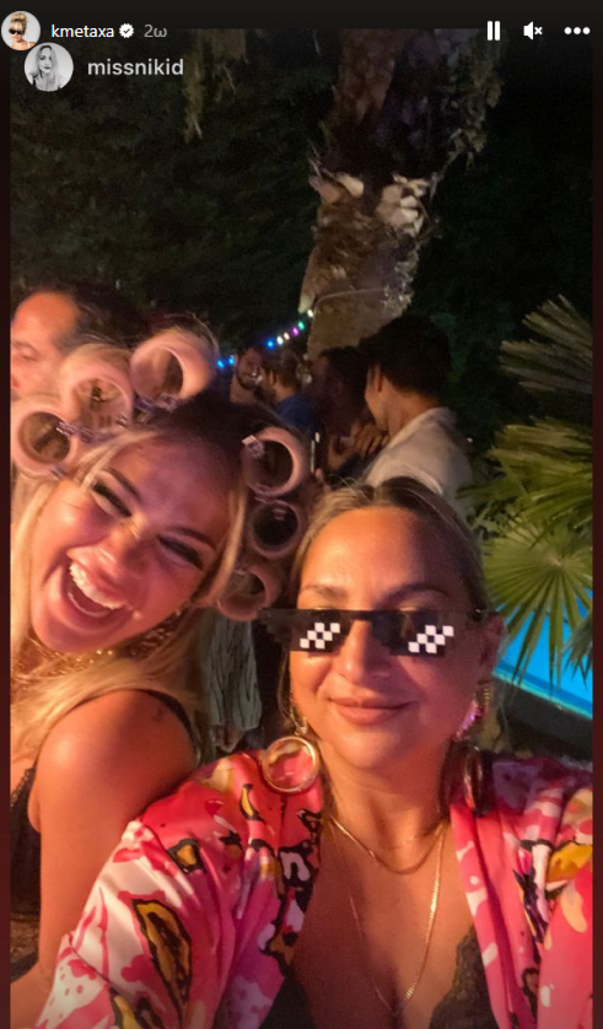 Κόνι Μεταξά: Με μπουρνούζι και ρόλεϊ στα μαλλιά για τα γενέθλια του Μάριου Καπότση - Δείτε φωτογραφίες