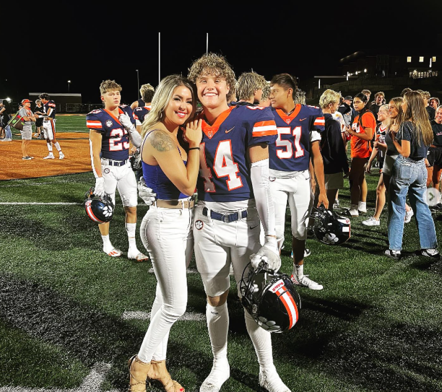 Η σφιχτή αγκαλιά μιας 38χρονης μητέρας με τον έφηβο γιο της που «δίχασε» τα social media