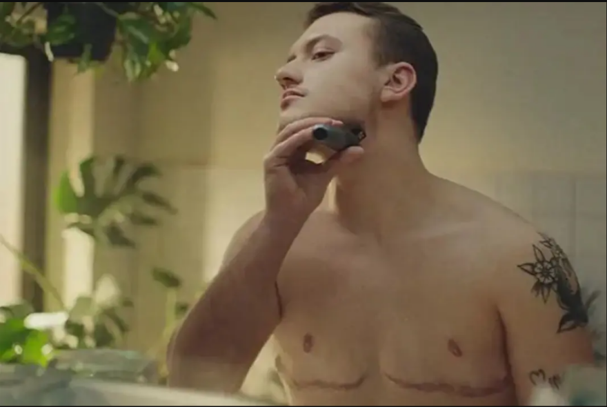 Αντιδράσεις για διαφήμιση ξυριστικής μηχανής με «πρωταγωνιστή» τρανς άνδρα