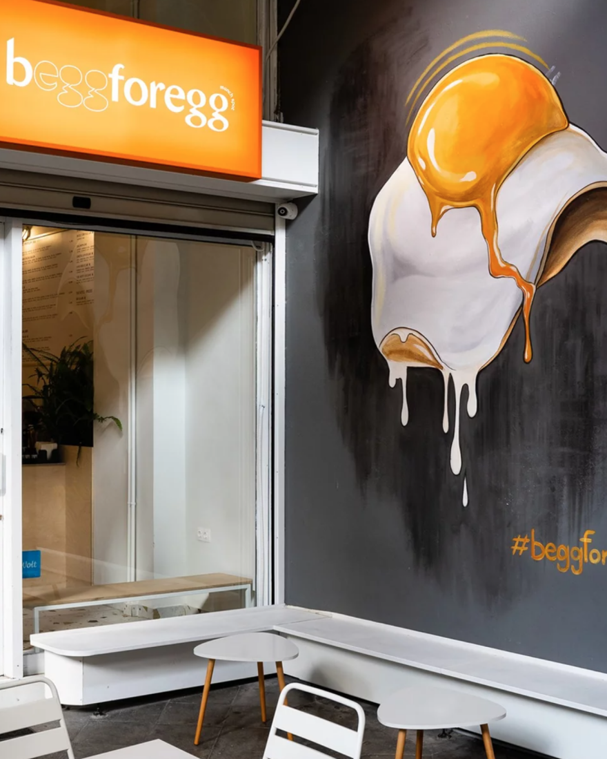 Το Begg for Egg τα... σπάει: Το πρωτότυπο street food μαγαζί στο Κέντρο που φτιάχνει τα πάντα με αυγό