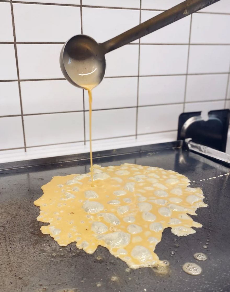 Το Begg for Egg τα... σπάει: Το πρωτότυπο street food μαγαζί στο Κέντρο που φτιάχνει τα πάντα με αυγό