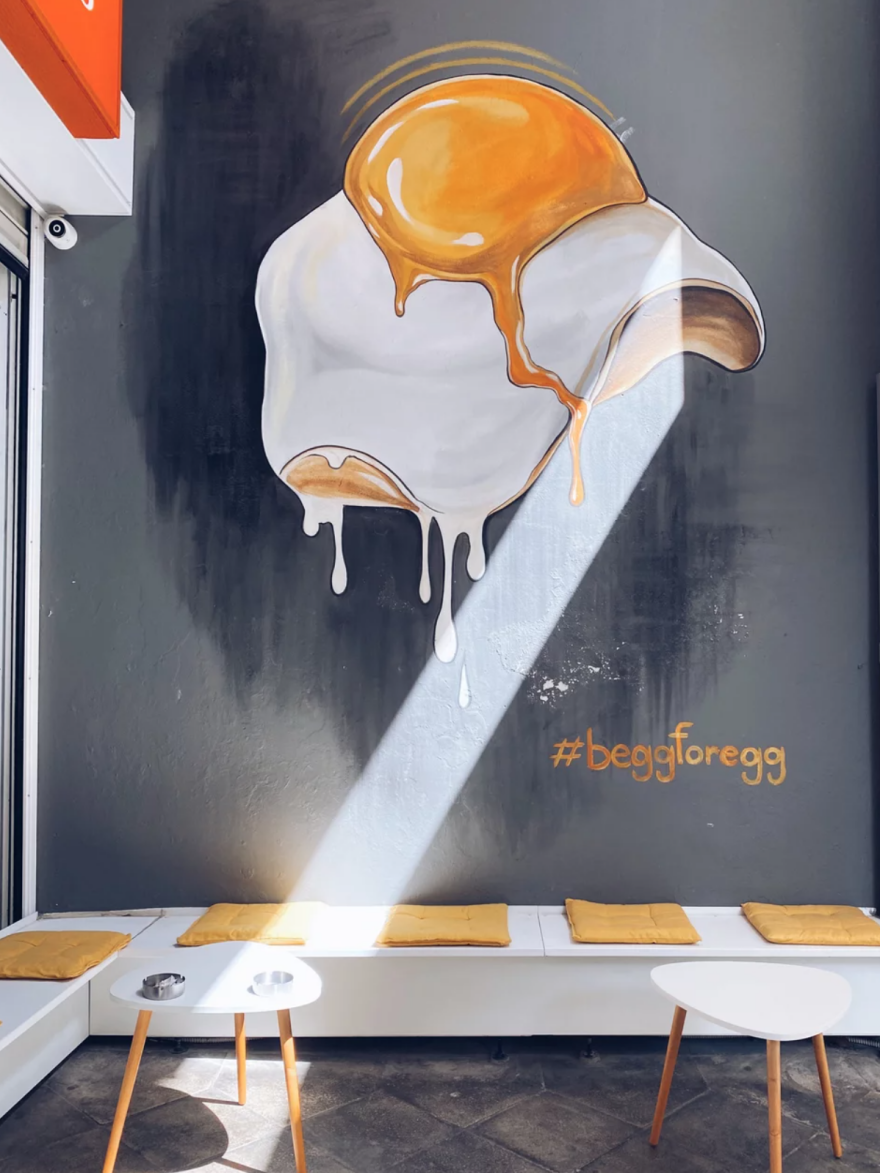 Το Begg for Egg τα... σπάει: Το πρωτότυπο street food μαγαζί στο Κέντρο που φτιάχνει τα πάντα με αυγό