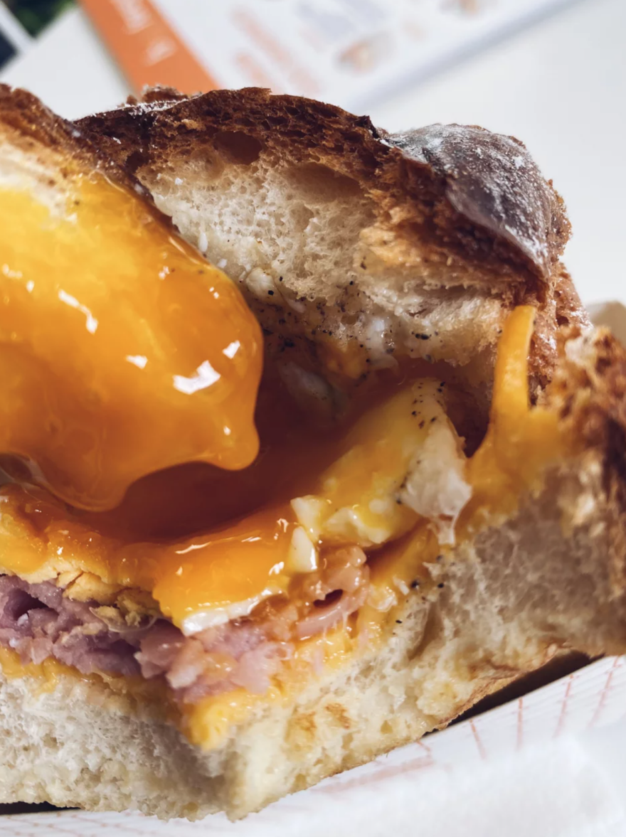Το Begg for Egg τα... σπάει: Το πρωτότυπο street food μαγαζί στο Κέντρο που φτιάχνει τα πάντα με αυγό