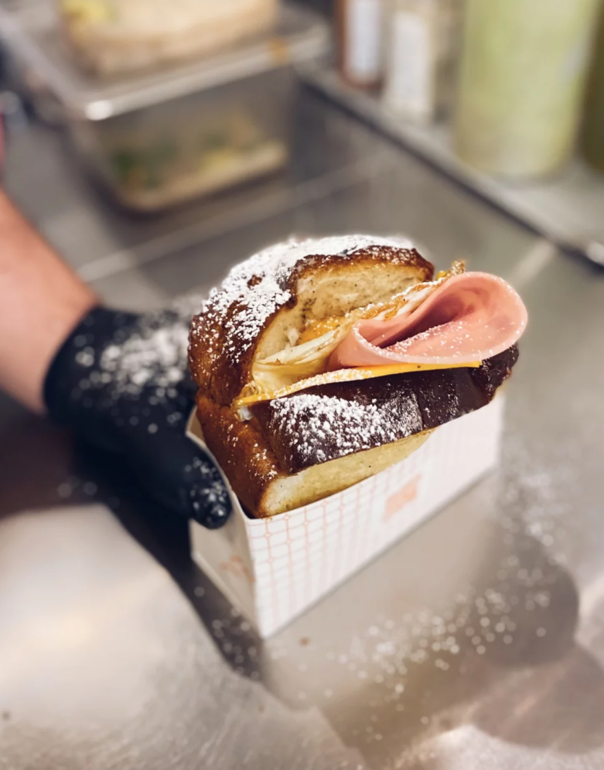 Το Begg for Egg τα... σπάει: Το πρωτότυπο street food μαγαζί στο Κέντρο που φτιάχνει τα πάντα με αυγό