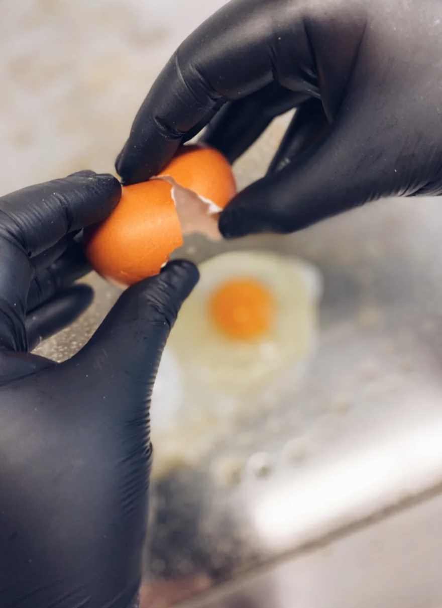 Το Begg for Egg τα... σπάει: Το πρωτότυπο street food μαγαζί στο Κέντρο που φτιάχνει τα πάντα με αυγό