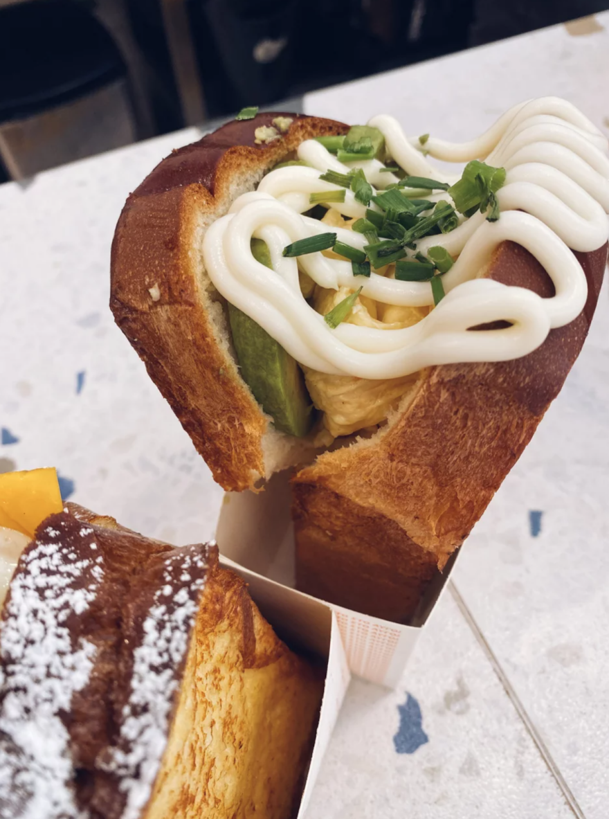 Το Begg for Egg τα... σπάει: Το πρωτότυπο street food μαγαζί στο Κέντρο που φτιάχνει τα πάντα με αυγό
