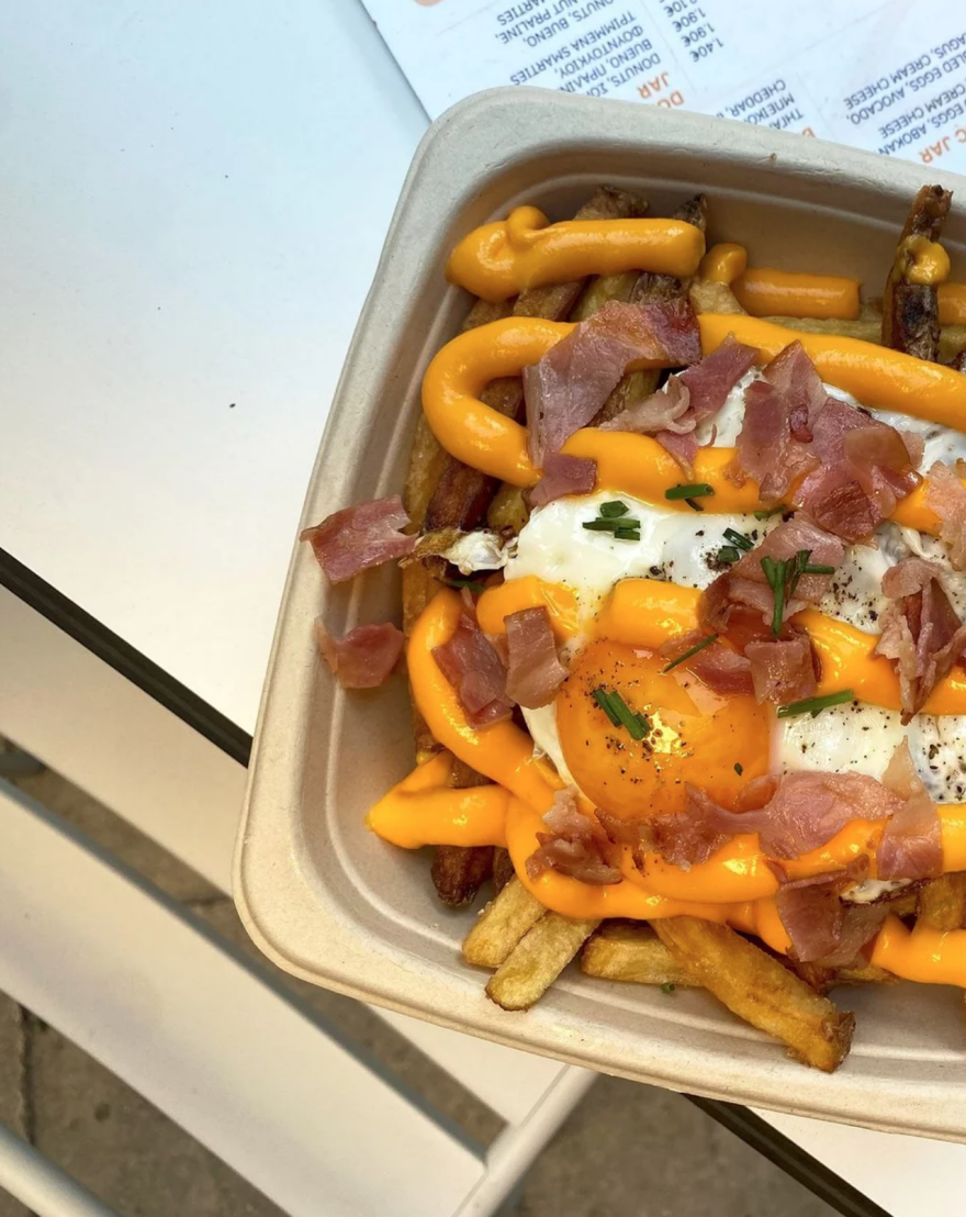 Το Begg for Egg τα... σπάει: Το πρωτότυπο street food μαγαζί στο Κέντρο που φτιάχνει τα πάντα με αυγό