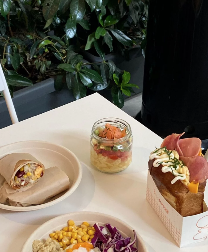 Το Begg for Egg τα... σπάει: Το πρωτότυπο street food μαγαζί στο Κέντρο που φτιάχνει τα πάντα με αυγό