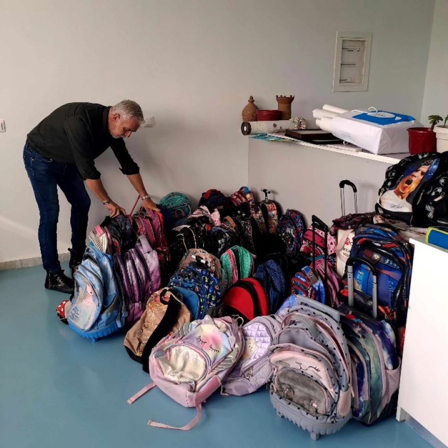 Κόρινθος: Παιδιά και εκπαιδευτικοί συγκέντρωσαν σχολικά είδη για δημοτικό σχολείο στη Λάρισα