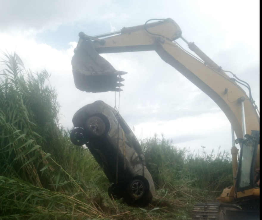 Μεσσηνία: Άνοιξαν το φράγμα στον Πάμισο και βρήκαν στο ποτάμι το αυτοκίνητο της ληστείας των ΕΛΤΑ