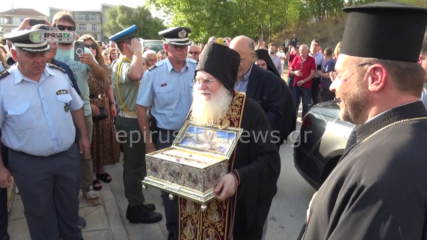Ιωάννινα: Κοσμοσυρροή πιστών για να προσκυνήσουν την Τιμία Ζώνη της Θεοτόκου (βίντεο και φωτογραφίες)