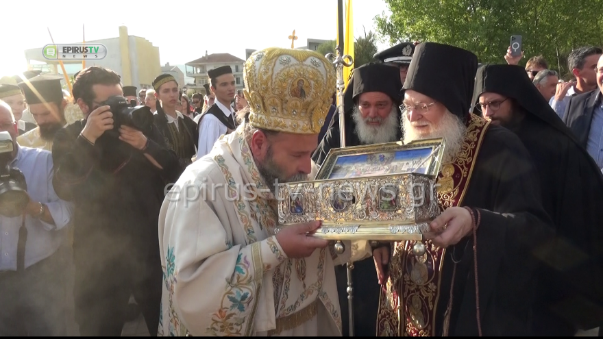 Ιωάννινα: Κοσμοσυρροή πιστών για να προσκυνήσουν την Τιμία Ζώνη της Θεοτόκου (βίντεο και φωτογραφίες)