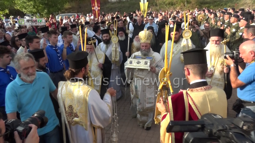 Ιωάννινα: Κοσμοσυρροή πιστών για να προσκυνήσουν την Τιμία Ζώνη της Θεοτόκου (βίντεο και φωτογραφίες)