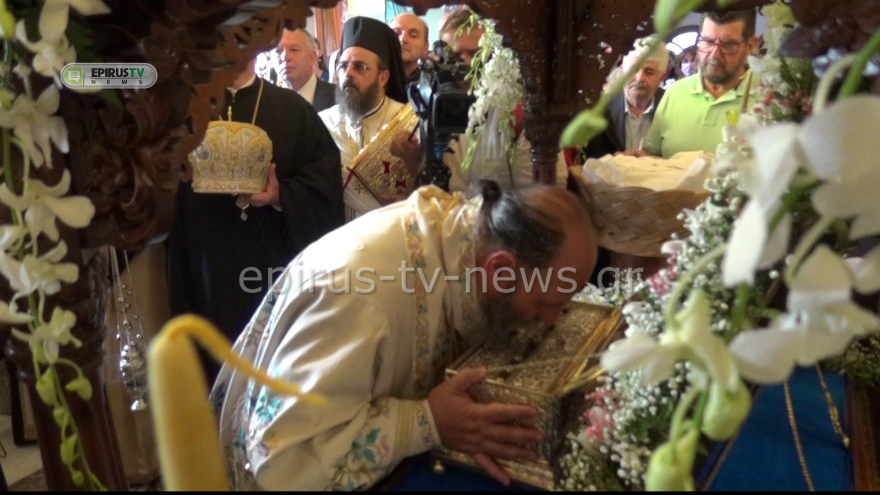 Ιωάννινα: Κοσμοσυρροή πιστών για να προσκυνήσουν την Τιμία Ζώνη της Θεοτόκου (βίντεο και φωτογραφίες)