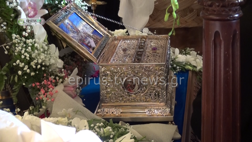 Ιωάννινα: Κοσμοσυρροή πιστών για να προσκυνήσουν την Τιμία Ζώνη της Θεοτόκου (βίντεο και φωτογραφίες)