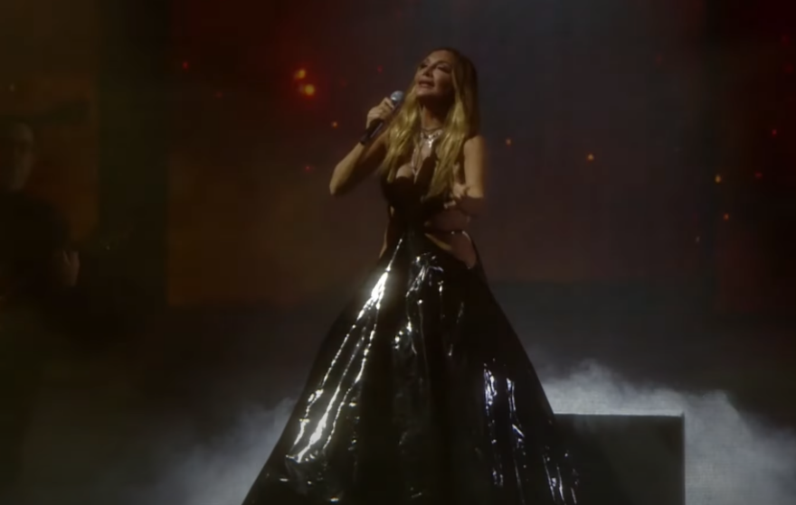 Δέσποινα Βανδή: Το αποκαλυπτικό φόρεμα στη σκηνή - Δείτε το βίντεο 