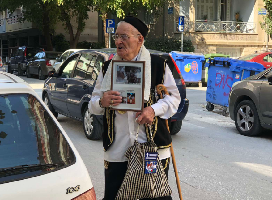 Αυτοδιοικητικές εκλογές 2023: Παππούς στη Λάρισα πήγε να ψηφίσει ντυμένος Μακεδονομάχος!