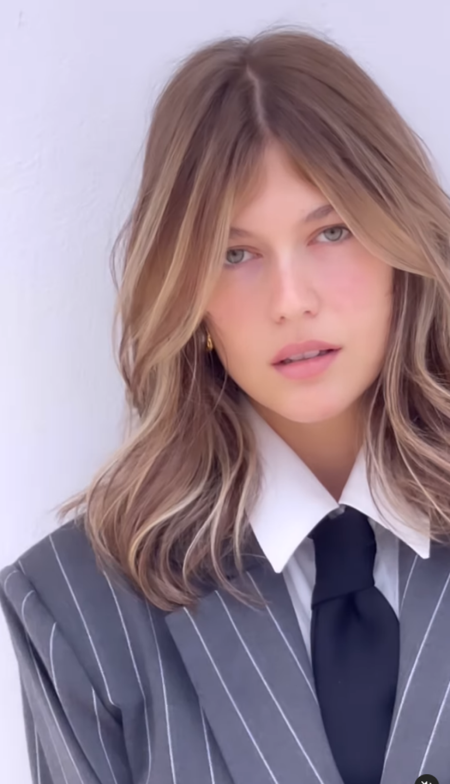 Κλέλια Ανδριολάτου: Με γκρι κοστούμι και γραβάτα στο Instagram - Δείτε τις φωτογραφίες