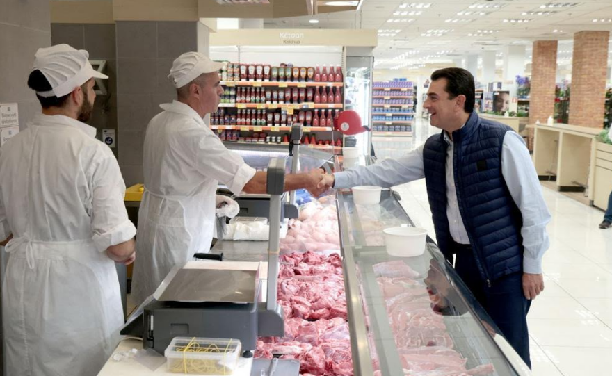 Επίσκεψη Σκρέκα σε σούπερ μάρκετ για το μέτρο της «μόνιμης μείωσης τιμής» - Θα συνεχιστούν οι έλεγχοι 