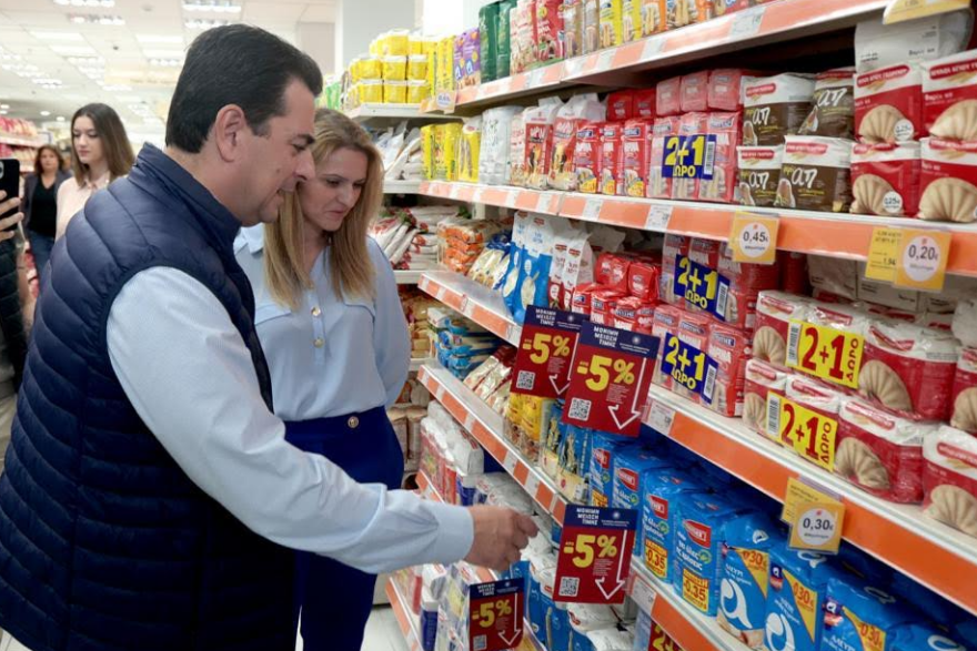 Επίσκεψη Σκρέκα σε σούπερ μάρκετ για το μέτρο της «μόνιμης μείωσης τιμής» - Θα συνεχιστούν οι έλεγχοι 