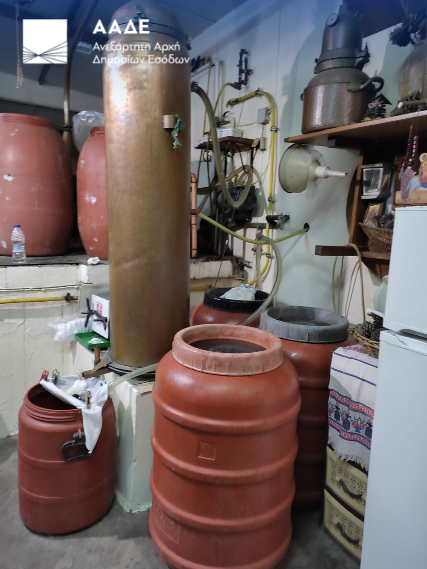 ΑΑΔΕ: Κατάσχεση 23 χιλιάδων λίτρων παράνομης και επικίνδυνης τσικουδιάς στο Ηράκλειο Κρήτης