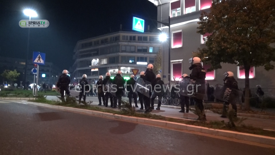 Επέτειος Πολυτεχνείου: Επεισόδια στα Γιάννενα - Διαδηλωτές πέταξαν πέτρα στους αστυνομικούς που απάντησαν με δακρυγόνα