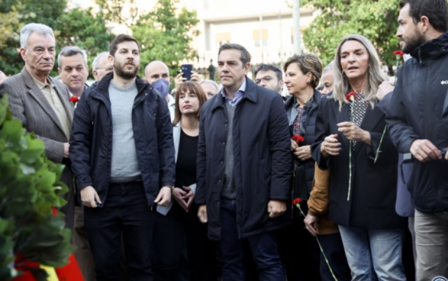 «Πόρτα» από νεολαία ΣΥΡΙΖΑ σε Κασσελάκη – Κατέθεσαν στεφάνι χωρίς εκείνον