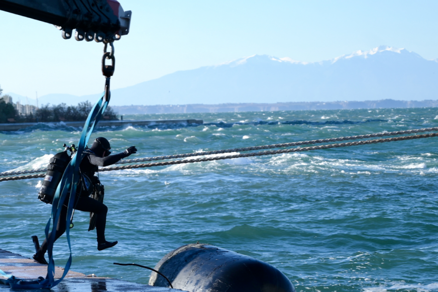 Φωτογραφίες: Τιτάνιες προσπάθειες να μη βυθιστεί το αντιτορπιλικό «Βέλος» - Δύτες καταγράφουν τις ζημίες
