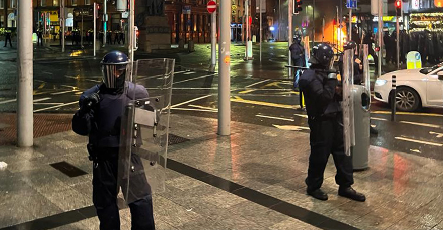 Δουβλίνο: Νύχτα τρόμου με άγρια επεισόδια μετά την επίθεση Αλγερινού με μαχαίρι σε σχολείο - Δείτε βιντεο