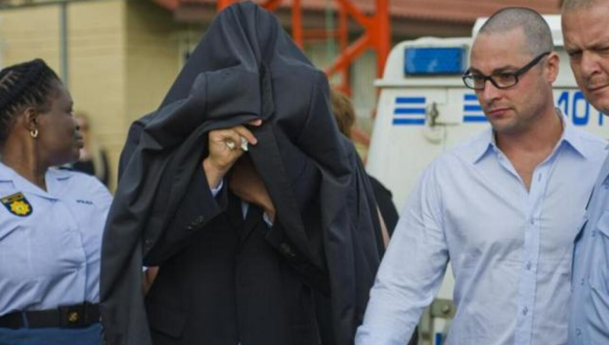 Απελευθερώνεται υπό όρους ο Όσκαρ Πιστόριους 11 χρόνια μετά την άγρια δολοφονία της Ρίβα Στέενκαμπ