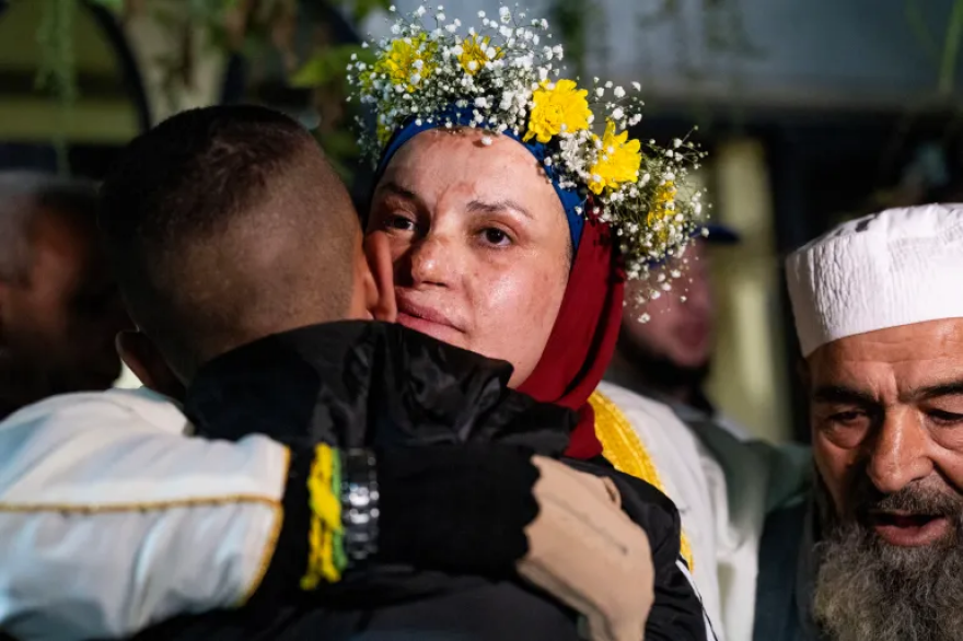 Πόλεμος στο Ισραήλ: Θερμή υποδοχή στους Παλαιστίνιους που απελευθερώθηκαν - Δείτε βίντεο